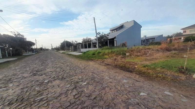 O terreno ideal para construir o seu futuro está a poucos passos do mar!: 2ª foto da galeria de imagens do imóvel