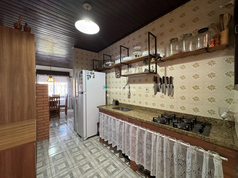 CASA COM 5 DORMITÓRIOS A 300 METROS DO MAR: 9ª foto da galeria de imagens do imóvel