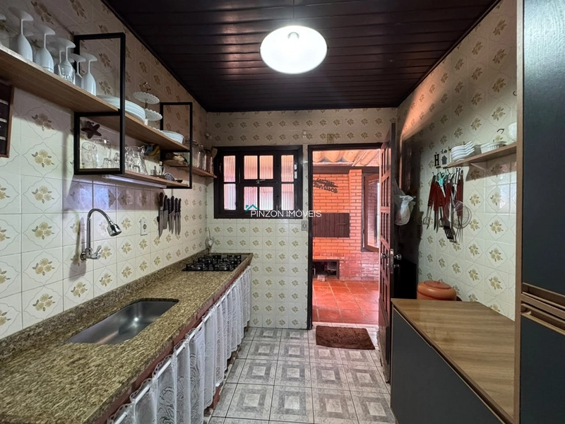 CASA COM 5 DORMITÓRIOS A 300 METROS DO MAR: 8ª foto da galeria de imagens do imóvel