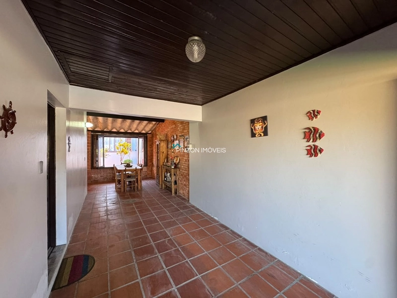 CASA COM 5 DORMITÓRIOS A 300 METROS DO MAR: 5ª foto da galeria de imagens do imóvel