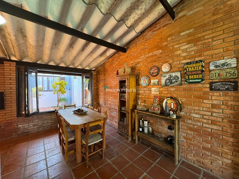 CASA COM 5 DORMITÓRIOS A 300 METROS DO MAR: 3ª foto da galeria de imagens do imóvel