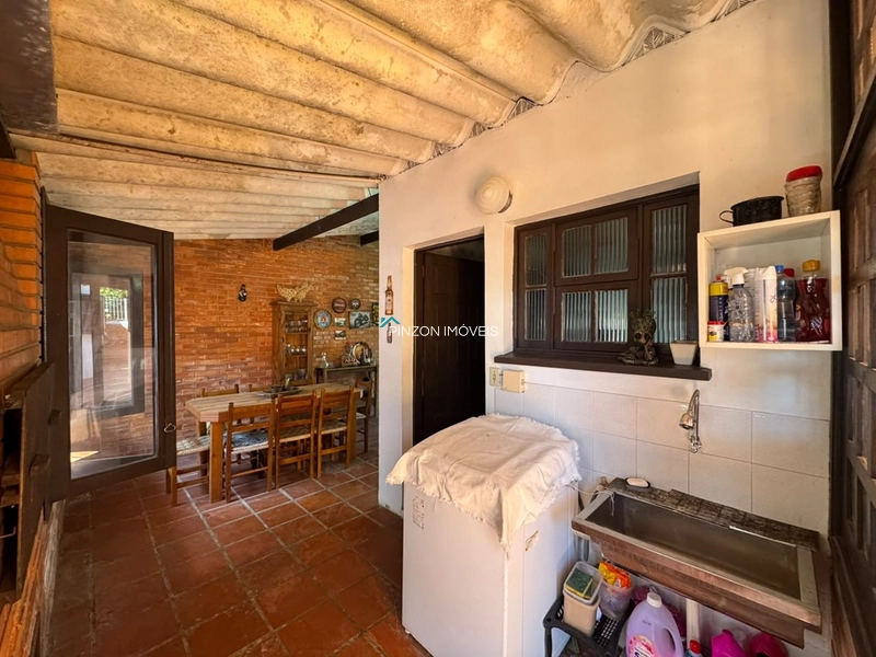 CASA COM 5 DORMITÓRIOS A 300 METROS DO MAR: 4ª foto da galeria de imagens do imóvel