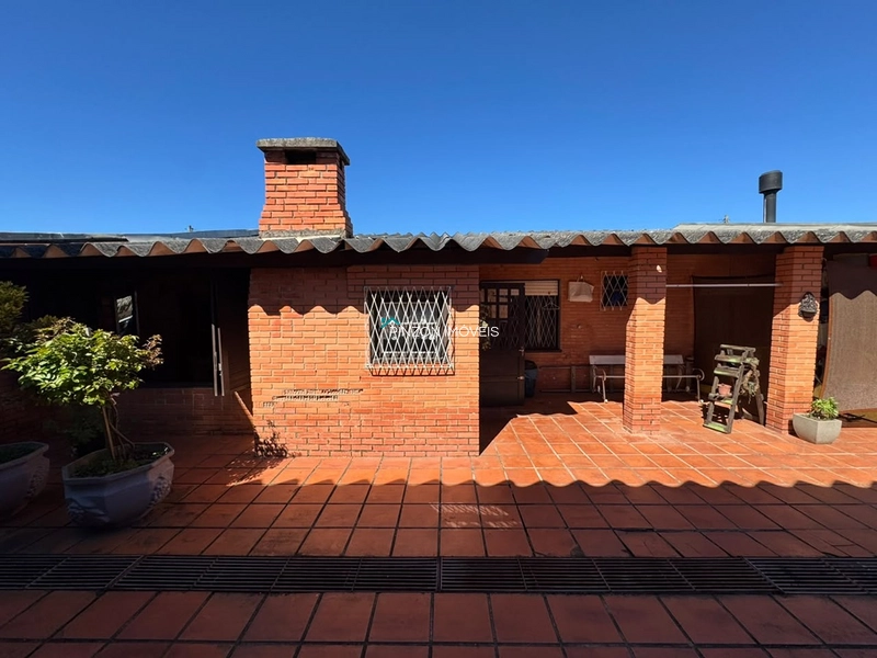 CASA COM 5 DORMITÓRIOS A 300 METROS DO MAR: 2ª foto da galeria de imagens do imóvel
