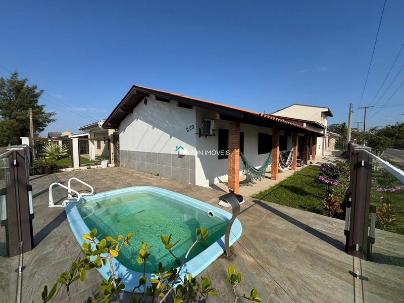 CASA COM 04 DORMITÓRIOS E PISCINA A 300 METROS DA PRAIA – ORIENTAÇÃO LESTE E NORTE: 1ª foto da galeria de imagens do imóvel