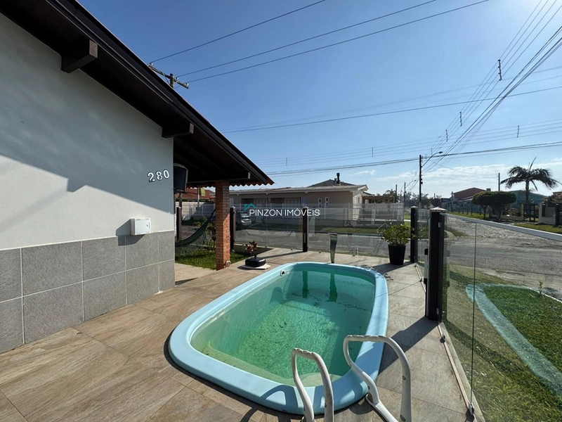 CASA COM 04 DORMITÓRIOS E PISCINA A 300 METROS DA PRAIA – ORIENTAÇÃO LESTE E NORTE: 4ª foto da galeria de imagens do imóvel