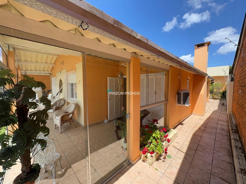 CASA COM PISCINA E DOIS TERRENOS.: 3ª foto da galeria de imagens do imóvel
