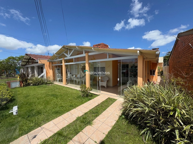 CASA COM PISCINA E DOIS TERRENOS.: 1ª foto da galeria de imagens do imóvel