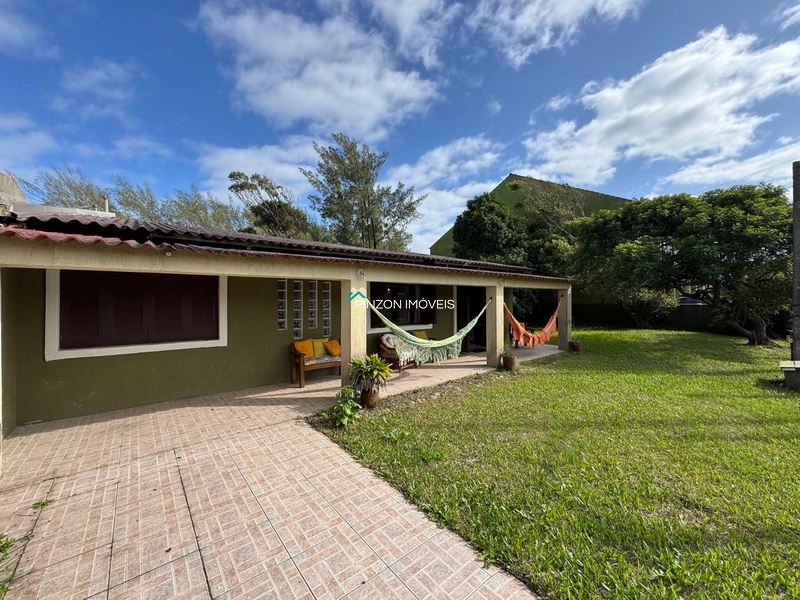 Casa com 02 terrenos a 150m da praia.: 1ª foto da galeria de imagens do imóvel