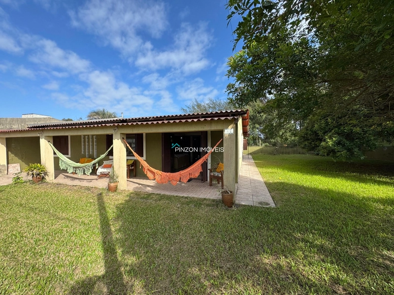 Casa com 02 terrenos a 150m da praia.: 3ª foto da galeria de imagens do imóvel