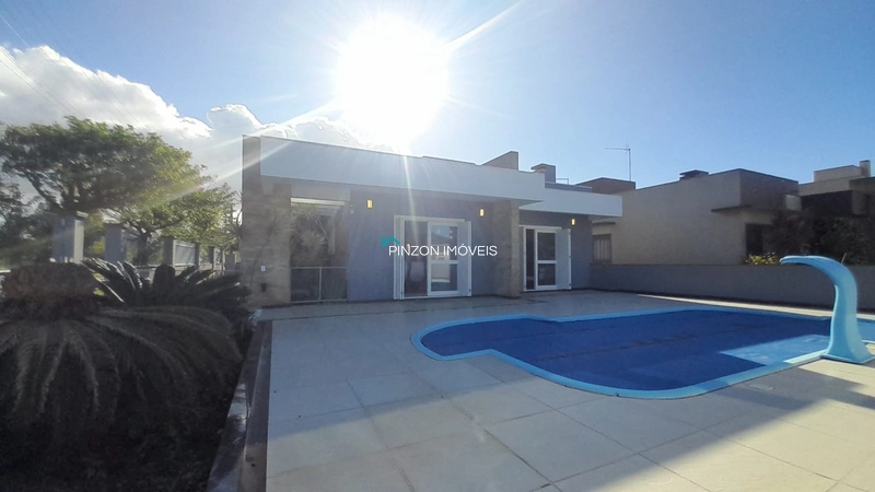 BELA CASA DE ESQUINA COM PISCINA AQUECIDA EM ARROIO DO SAL...: 1ª foto da galeria de imagens do imóvel