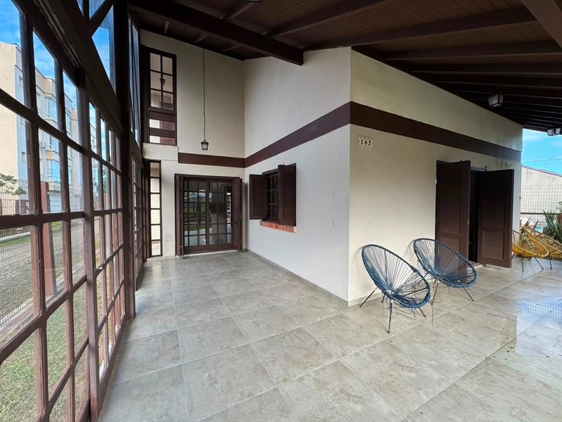 CASA EM XANGRI-LÁ COM 04 DORMITÓRIOS – LAREIRA, ESPAÇO GOURMET : 4ª foto da galeria de imagens do imóvel