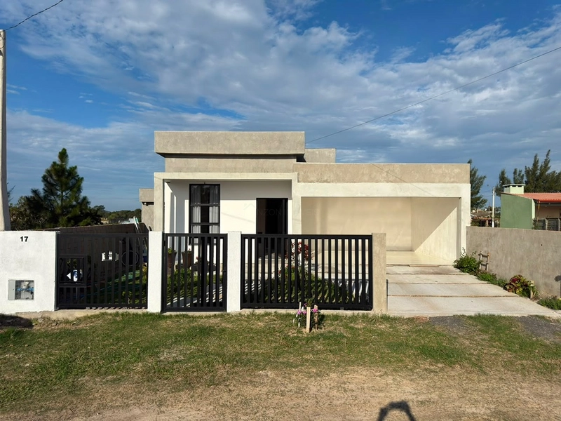 CASA NOVA EM ATLÂNTIDA SUL – 02 DORMITÓRIOS E ESPAÇO GOURMET: 1ª foto da galeria de imagens do imóvel