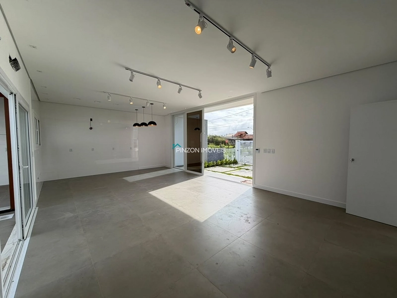 CASA NOVA COM PISCINA A 650 METROS DO MAR: 7ª foto da galeria de imagens do imóvel