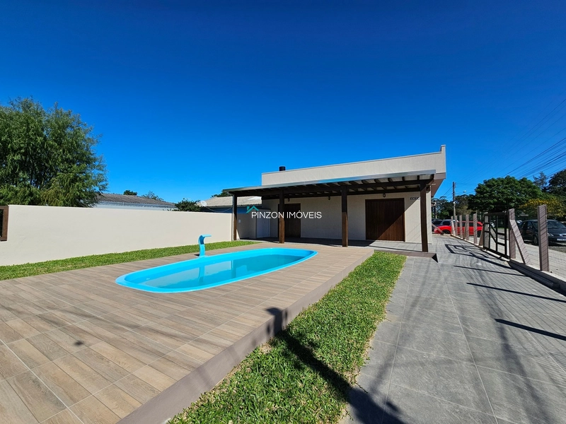 CASA COM PISCINA EM ARROIO DO SAL: 1ª foto da galeria de imagens do imóvel