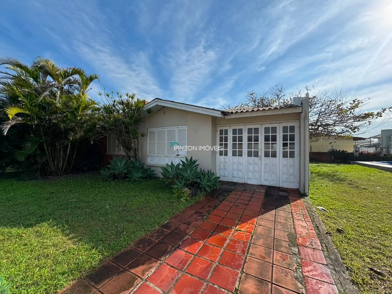 CASA EM AVENIDA BEM PERTO DO MAR : 3ª foto da galeria de imagens do imóvel