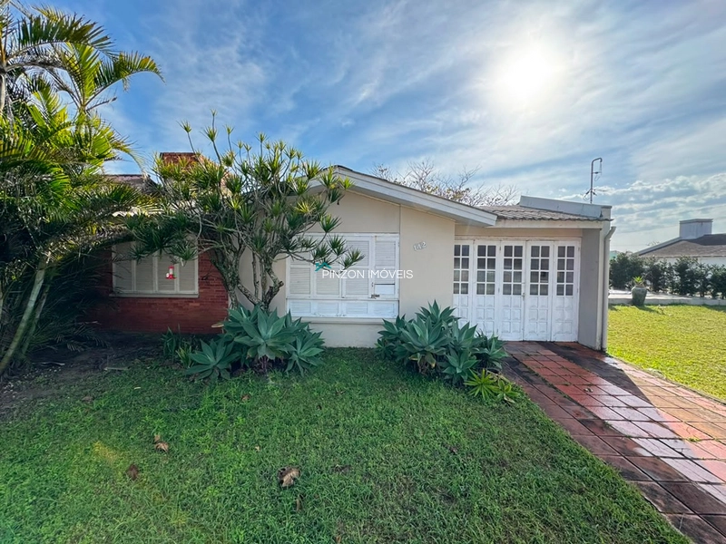 CASA EM AVENIDA BEM PERTO DO MAR : 1ª foto da galeria de imagens do imóvel