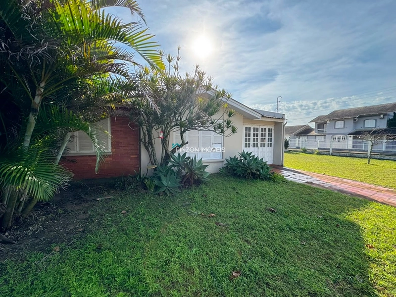 CASA EM AVENIDA BEM PERTO DO MAR : 2ª foto da galeria de imagens do imóvel