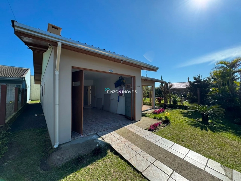 Belíssima casa em avenida: 3ª foto da galeria de imagens do imóvel