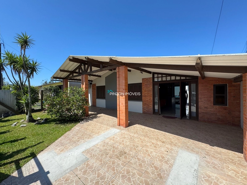 Casa com piscina em Atlântida Sul: 1ª foto da galeria de imagens do imóvel