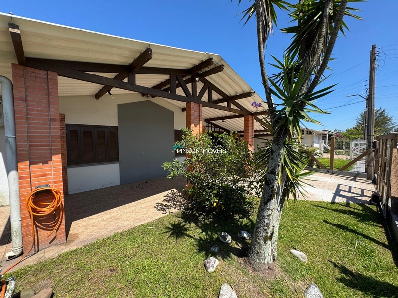 Casa com piscina em Atlântida Sul: 2ª foto da galeria de imagens do imóvel