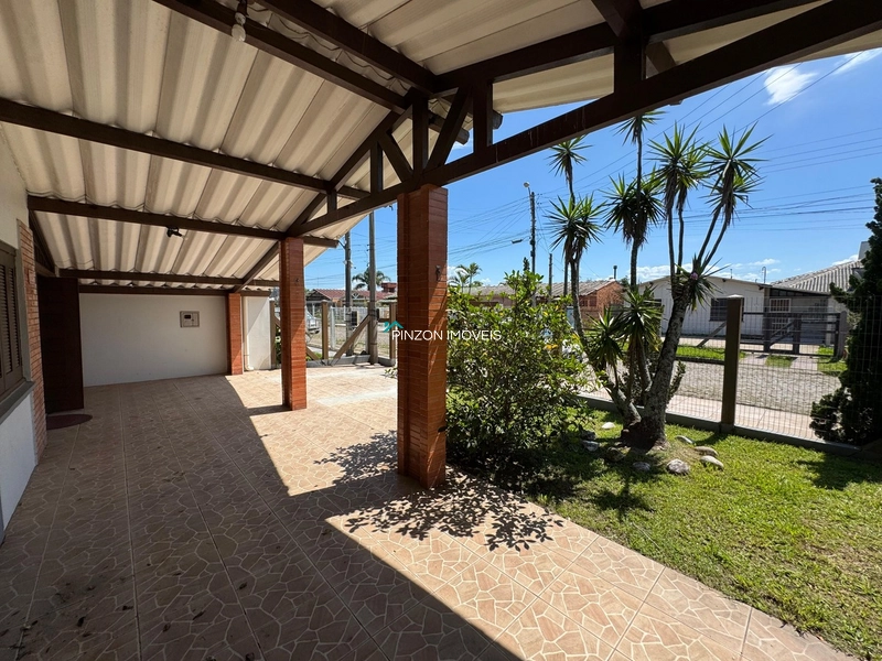 Casa com piscina em Atlântida Sul: 3ª foto da galeria de imagens do imóvel