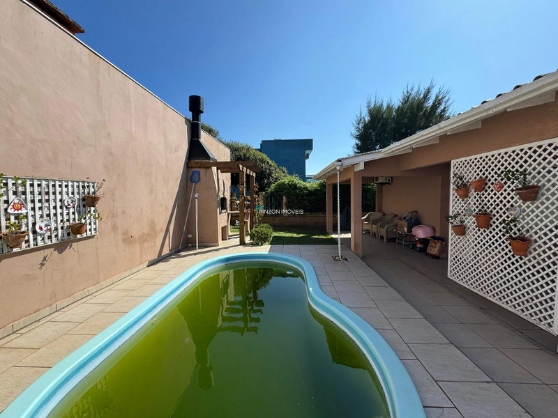 Casa com piscina a 200m da praia.: 5ª foto da galeria de imagens do imóvel
