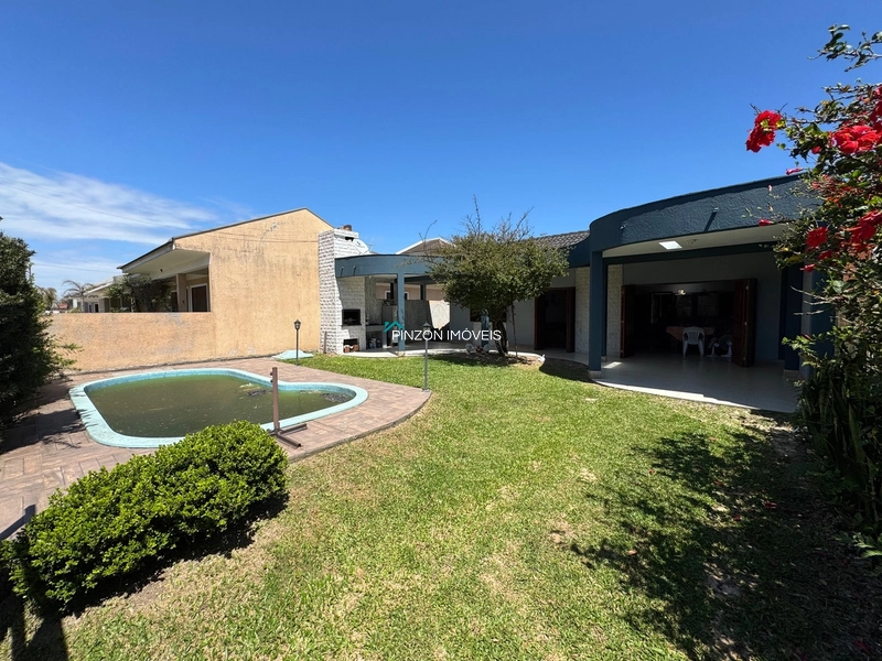 CASA COM PISCINA A 250M DA PRAIA: 1ª foto da galeria de imagens do imóvel