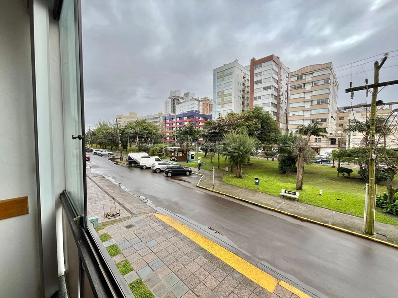 ⁠De frente para a praça Flávio Boianovski: 17ª foto da galeria de imagens do imóvel