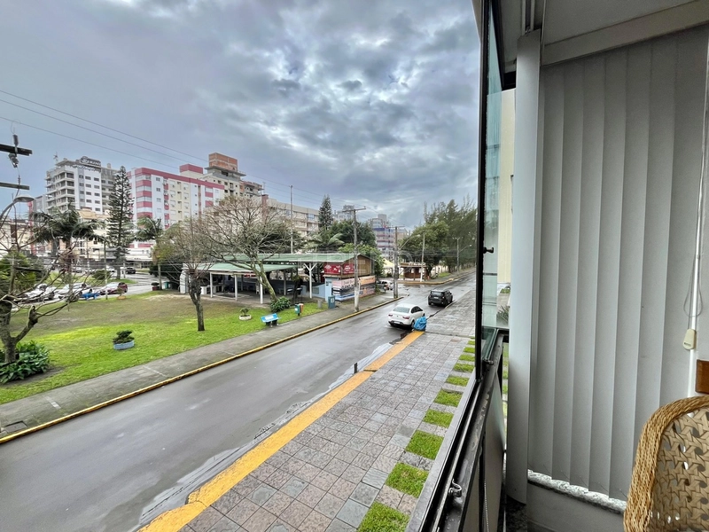 ⁠De frente para a praça Flávio Boianovski: 4ª foto da galeria de imagens do imóvel