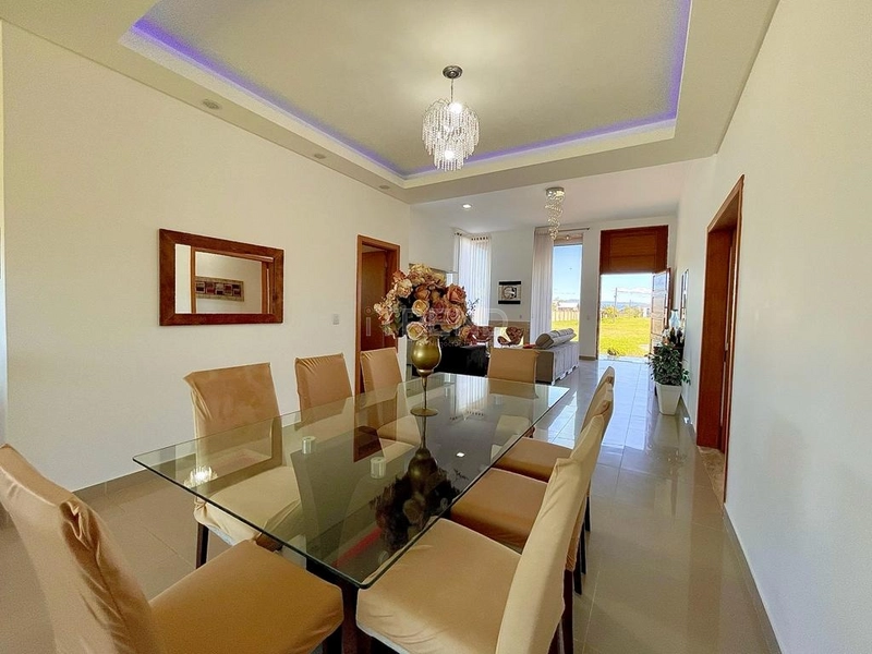 Casa baixo no condomínio Dubai: 2ª foto da galeria de imagens do imóvel