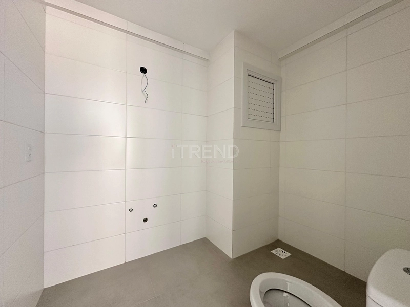 APARTAMENTO AMPLO COM SACADA DE FRENTE, JUNTO AO MAR: 2ª foto da galeria de imagens do imóvel
