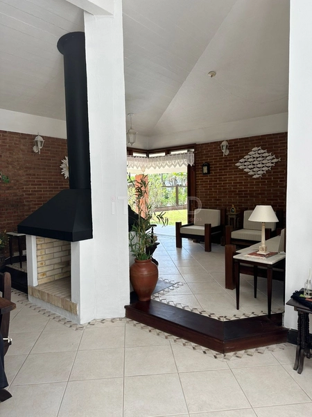Belíssima casa fora de condomínio: 3ª foto da galeria de imagens do imóvel