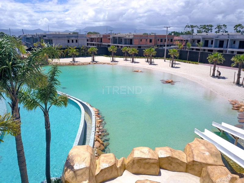 Casa de esquina Junto ao clube: 1ª foto da galeria de imagens do imóvel