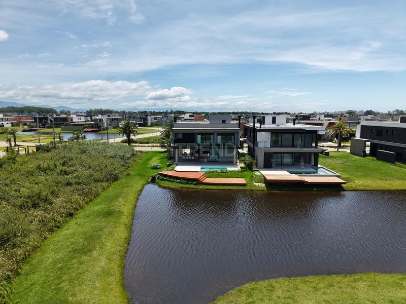 INCRÍVEL SOBRADO BEIRA LAGO: 41ª foto da galeria de imagens do imóvel