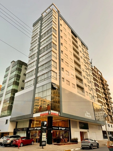 Edifíco de esquina na Avenida Central: 2ª foto da galeria de imagens do imóvel