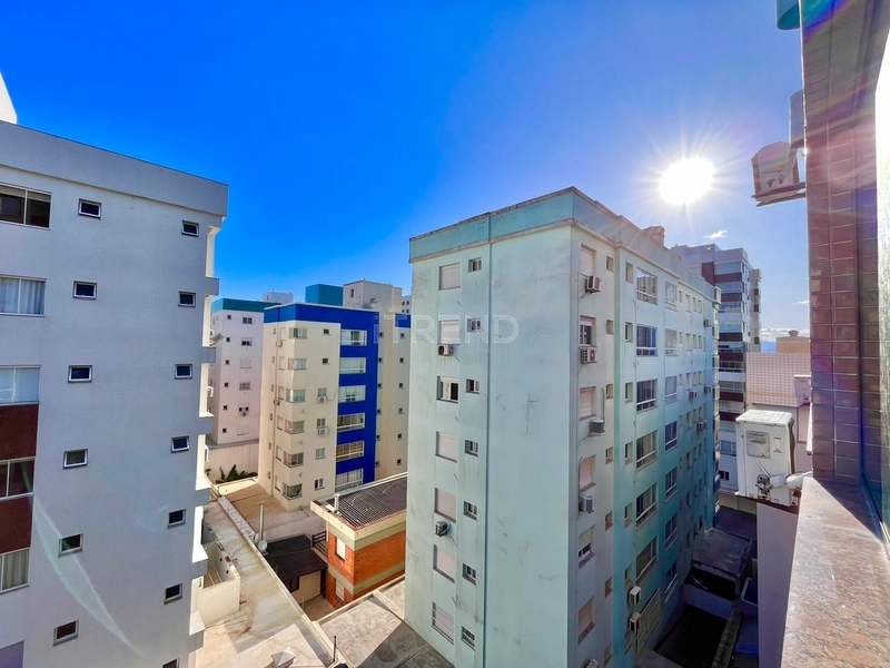 No centro da cidade em prédio com piscina aquecida: 12ª foto da galeria de imagens do imóvel