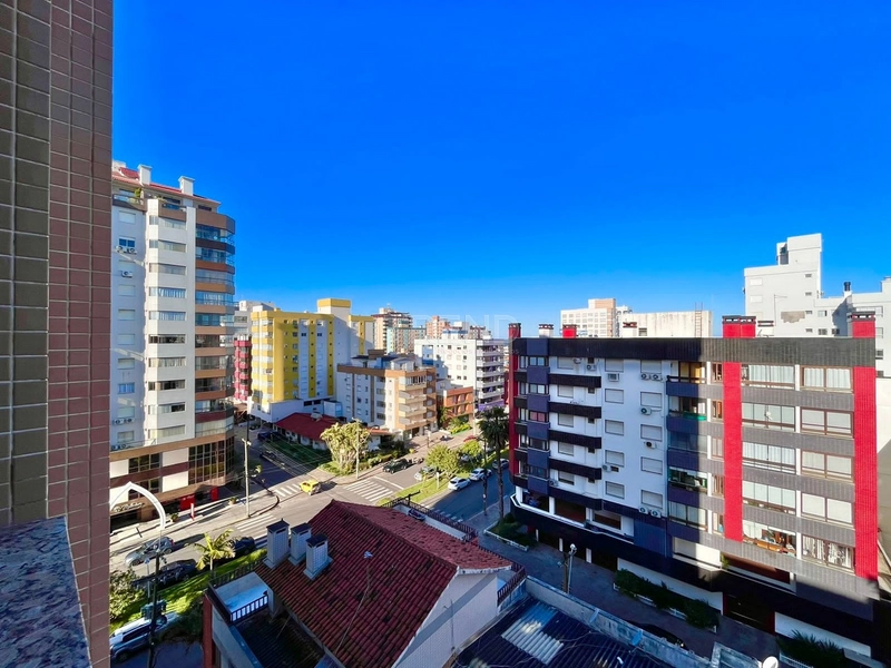 No centro da cidade em prédio com piscina aquecida: 5ª foto da galeria de imagens do imóvel