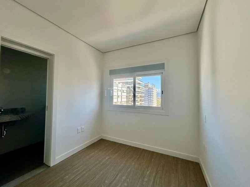 Apartamento de esquina em prédio moderno à 2 quadras do mar: 1ª foto da galeria de imagens do imóvel