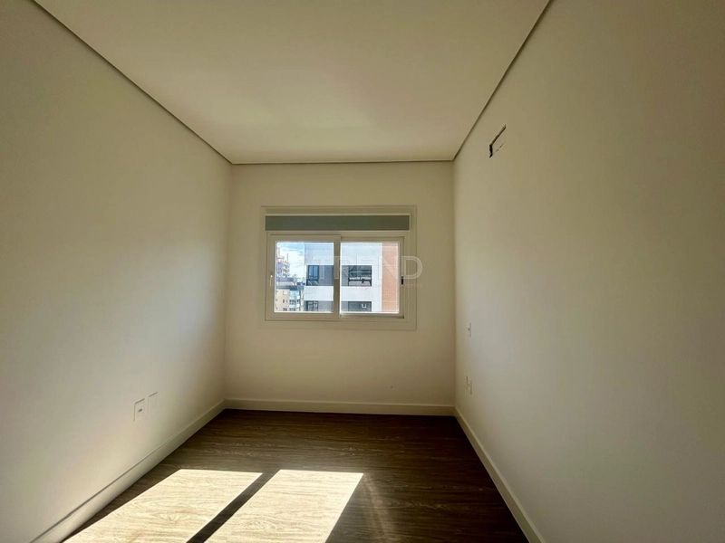 Apartamento de esquina em prédio moderno à 2 quadras do mar: 6ª foto da galeria de imagens do imóvel
