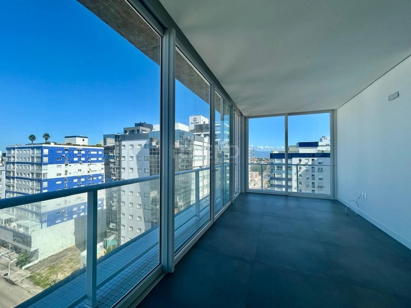 Apartamento de esquina em prédio moderno à 2 quadras do mar: 3ª foto da galeria de imagens do imóvel