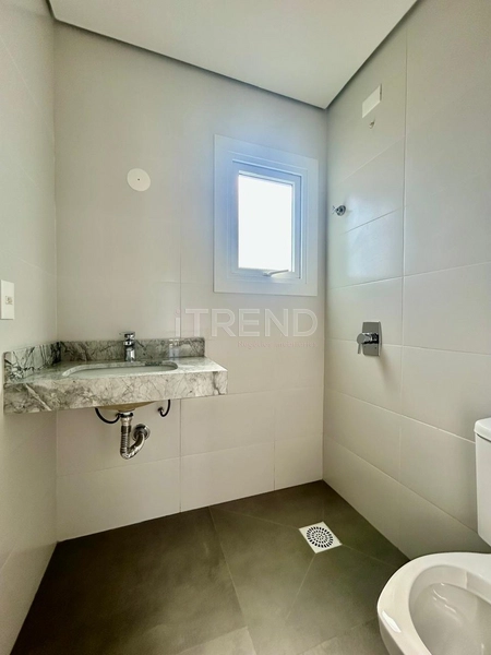 Apartamento de esquina em prédio moderno à 2 quadras do mar: 2ª foto da galeria de imagens do imóvel