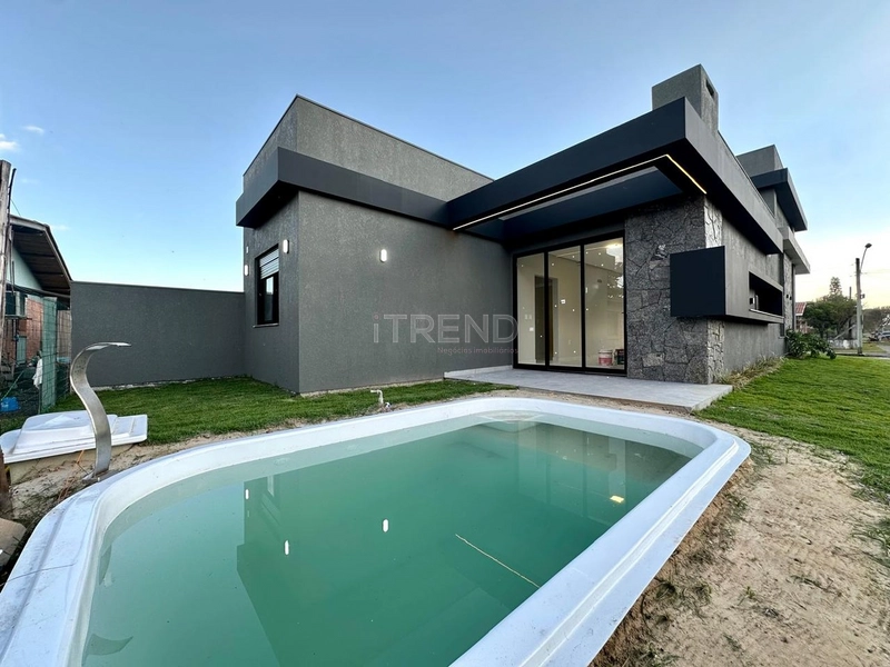 Casa 3 quartos sendo 2 suite ,com piscina ampla em Capão da Canoa: 1ª foto da galeria de imagens do imóvel