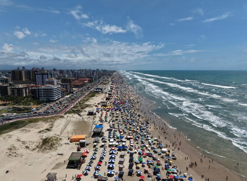 APARTAMENTO À VENDA  PRÓXIMO AO MAR COM TERRACÃO: 3ª foto da galeria de imagens do imóvel