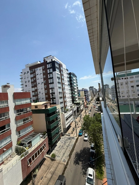 APARTAMENTO DE FRENTE MOBILIADO NO CENTRO DE CAPÃO DA CANOA: 2ª foto da galeria de imagens do imóvel