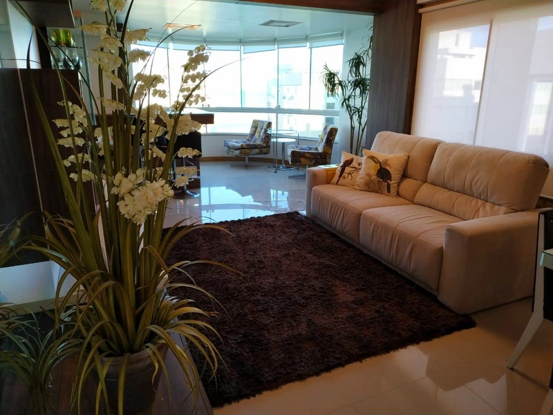 Mobiliado e Decorado - Uma quadra do Mar: 1ª foto da galeria de imagens do imóvel