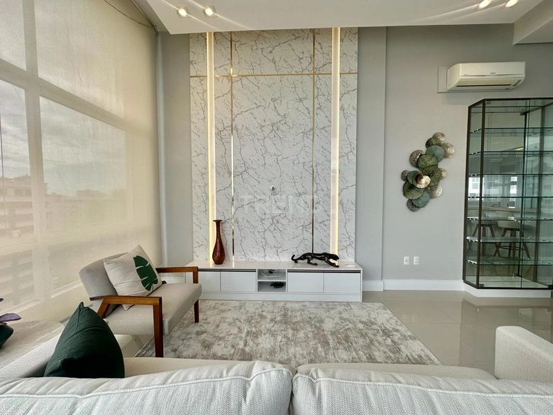 Belíssimo apartamento de frente para a praça com pé direto duplo: 4ª foto da galeria de imagens do imóvel