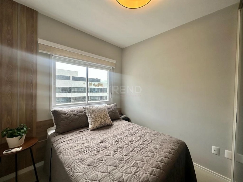 Belíssimo apartamento de frente para a praça com pé direto duplo: 2ª foto da galeria de imagens do imóvel