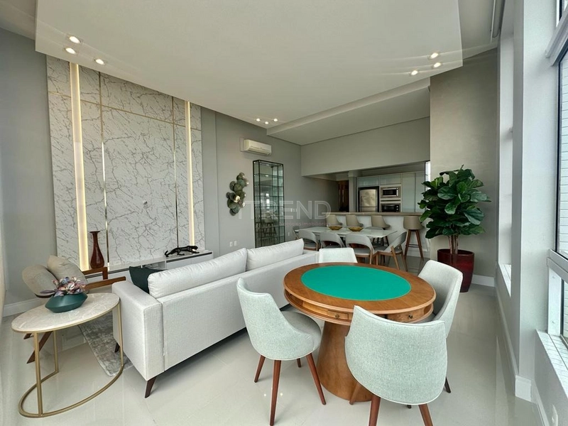 Belíssimo apartamento de frente para a praça com pé direto duplo: 3ª foto da galeria de imagens do imóvel