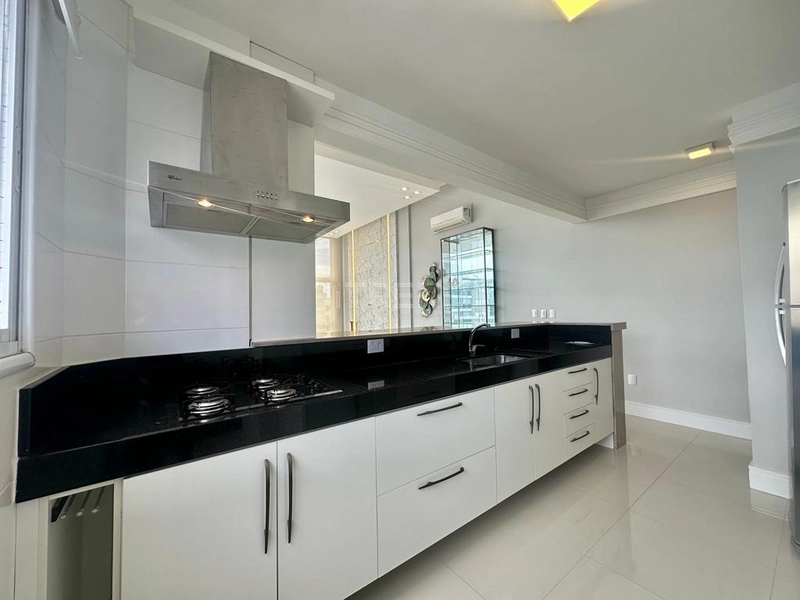 Belíssimo apartamento de frente para a praça com pé direto duplo: 5ª foto da galeria de imagens do imóvel