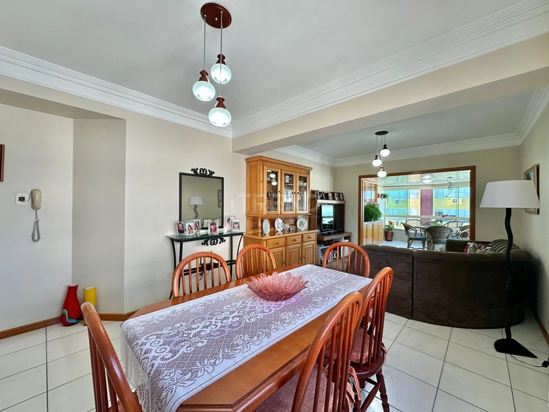 APARTAMENTO NO CORAÇÃO DA CIDADE, JUNTO AO MAR E COM SACADA AMPLA DE F: 9ª foto da galeria de imagens do imóvel